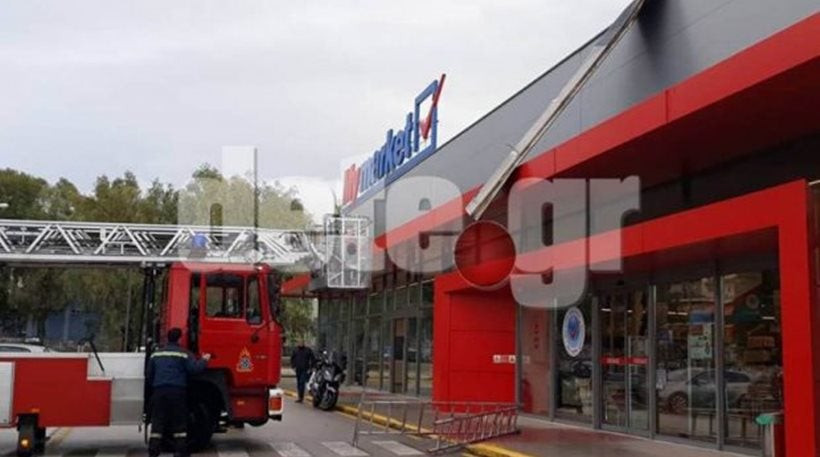 Τρόμος στην Πάτρα: «Ιπτάμενο» στέγαστρο του ΟΣΕ προσγειώθηκε σε σούπερ μάρκετ – Κινδύνευσαν πολίτες (βίντεο)